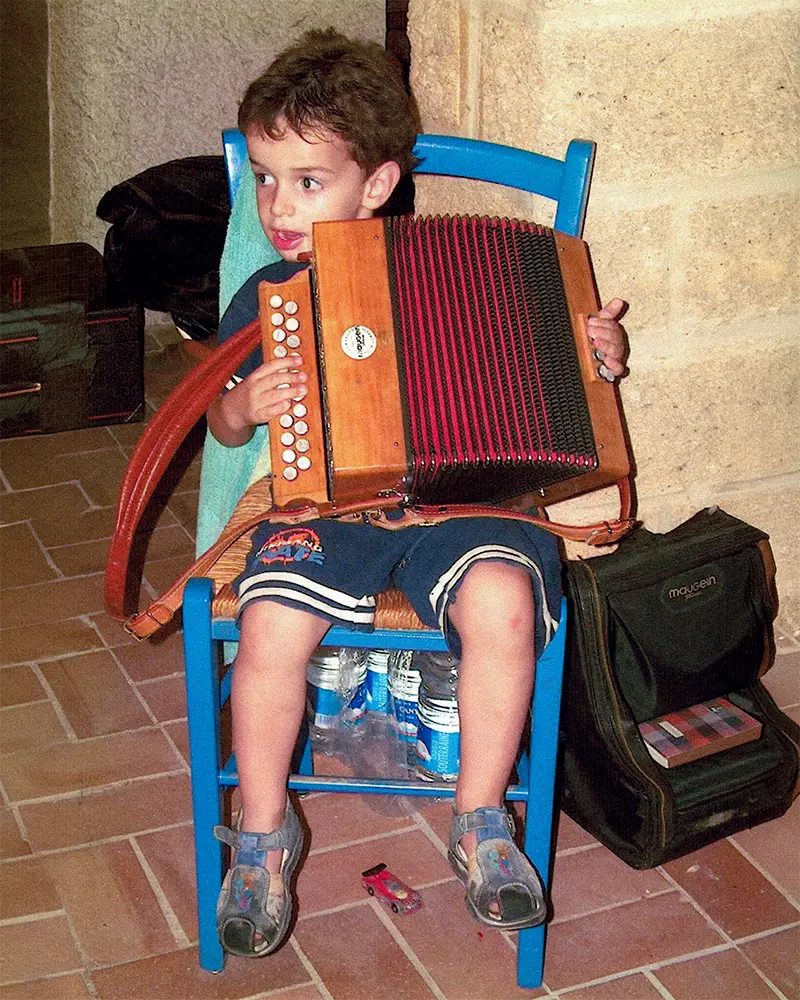 Photo de Jeyson Rous jeune portant un accordéon