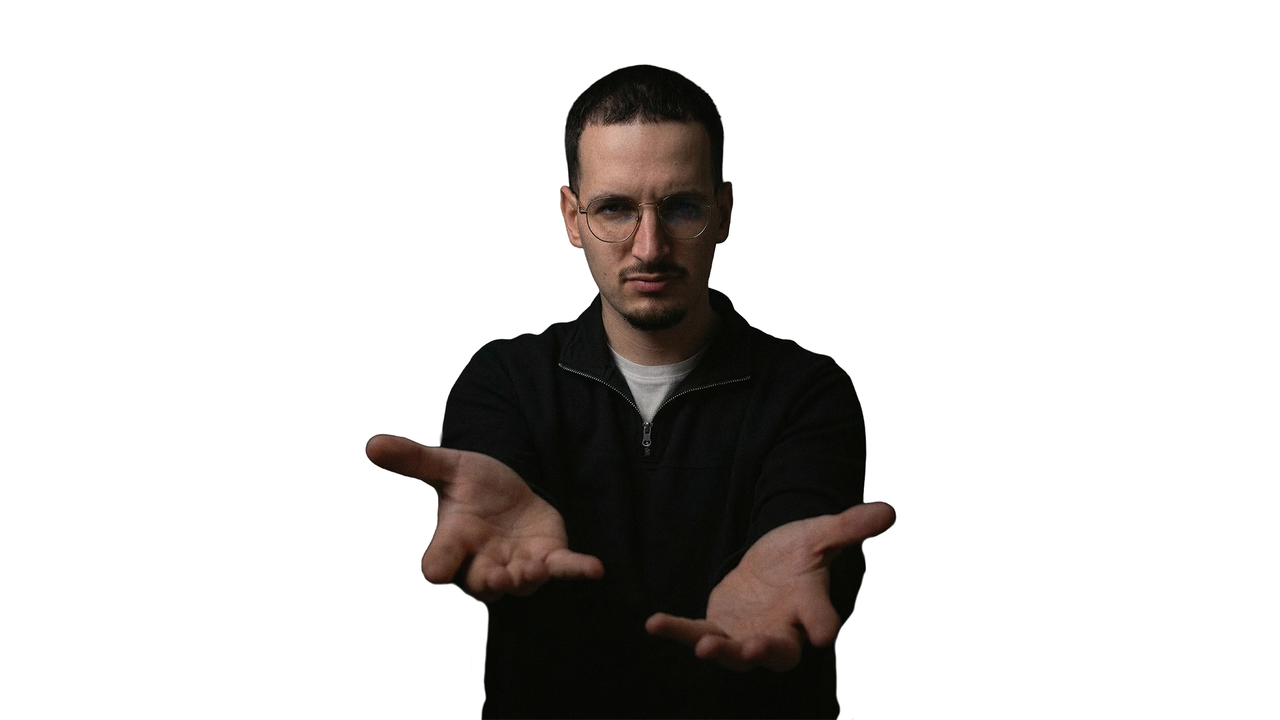 Jeyson Rous, Motion Designer, tendant les mains vers l'avant dans son studio