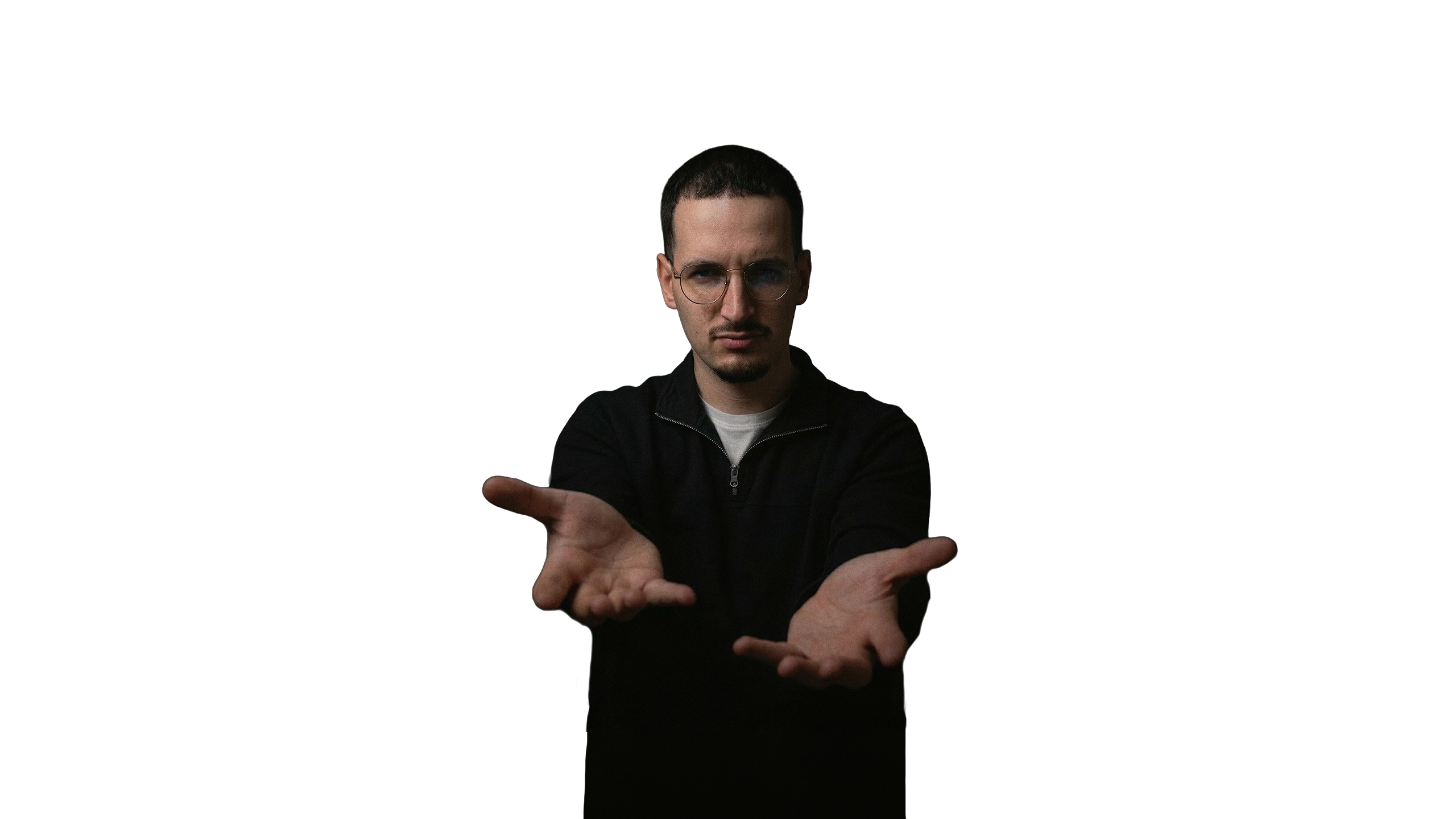 Jeyson Rous, Motion Designer, tendant les mains vers l'avant dans son studio